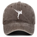 Detalle de gorra de algodón lavado marrón con bordado de artes marciales retro chic - Café