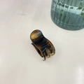 Vue détaillée d'une pince à cheveux en écaille pour queue de cheval sur surface blanche - Papillon Queue de Cheval Haute (2.9*5.8cm) / Français Brillant