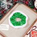 Dettaglio scrunchie in velluto verde con bordo in pelliccia e decori natalizi - Scrunchie di Natale - Bordo in Peluche Verde / Verde