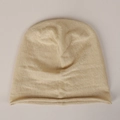 Dettaglio ravvicinato di berretto beige 100% lino con trama a maglia fine e bordo arrotolato - M(56-58cm) / Beige
