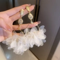 Detalle de pendientes de flores de tul blanco con cristales y toques de metal dorado - Flor Blanca (2# Aguja de Plata)