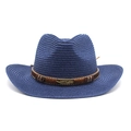 Detail eines blauen Stroh-Cowboyhuts mit braunem Flechtband und Goldfeder-Ornament - M (56-58cm) / Marineblau