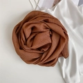 Sciarpa plissettata marrone caramello con texture di seta piegata a rosa - 200*80cm / Caramello