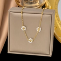 Collana Con Tre Fiori Di Perle / Oro