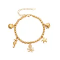 Vista detallada de pulsera de acero inoxidable de tema oceánico con colgante de pulpo - Dorado (E193)