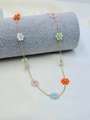 Dettaglio di perline a fiori multicolori su catena dorata su supporto per gioielli - Oro Colore Misto C