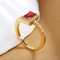 Luxe gouden ring met rechthoekige rode edelsteen en witte pavé zirkonia accenten - US 6 / Goud Rode Zirkon