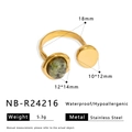 Detailansicht eines 18mm goldfarbenen Edelstahlrings mit grünen Steinabmessungen - Einstellbar Offen / Mit Grünstein Dekorierter Stil (NB-R24216)