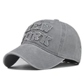 Dettaglio del ricamo NEW YORK sul cappellino da baseball in cotone lavato vintage - Regolabile / Grigio Lavato