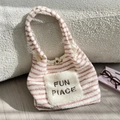 Dettaglio della borsa tote in peluche a righe rosa e bianche con tasca ricamata - Striscia Rosa