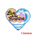 Toppa a cuore ricamata Live in the Sunshine con sole e onde, 7,3x6,6 cm - Cuore Onda di Sole (PE9180CT)