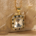 Collana a catena dorata con ciondolo in zircone quadrato su una roccia naturale - Zirconia Bianca