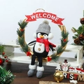 Dettaglio della ghirlanda natalizia con pinguino, scritta welcome e bacche rosse - Ghirlanda di pinguino con cappello grigio
