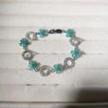 Detail eines silbernen Blumenarmbands mit hellblauen Kristallen und Zirkonia-Ringen - Silberne Blaue Blume
