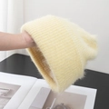 Detalle del gorro de punto suave con textura de mohair y borde acanalado en color crema - Elástico / Amarillo tierno