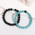 Paar Perlenarmbänder mit blauem Türkis und schwarzen Vulkansteinen auf weißem Display - Set 3 (Lavastein & Blauer Türkis)
