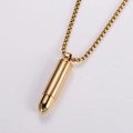 Gros plan du pendentif balle dorée avec finition polie et chaîne à billes détaillée - Avec chaîne / Doré