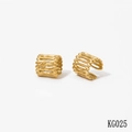 Vue détaillée de boucles d'oreilles ear cuffs dorées avec rayures creuses - Boucles d'oreilles clips / Or (KG025)