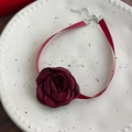 Detalle de gargantilla de rosa de tela burdeos con cinta y cierre de metal plateado fino - Estilo Corto con Cierre / Burdeos