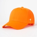 Vue latérale de la casquette orange en coton avec broderie croix et visière courbe - Taille unique / Orange