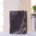 Eleganter schwarzer Geschenkkarton mit goldener Marmorierung und weißen Tragegriffen - 21x15x8cm / Schwarzes Marmormuster