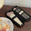Tragbares Make-up-Pinsel-Set mit Netz-Organizer-Tasche auf dunklem Holz - Groß