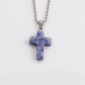 Blauwe marmeren kruis hanger ketting met zilveren touwketting op een witte achtergrond - Blauw Geaderde Steen