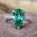 Anillo elegante con gema verde corte pera y banda de plata con micro-pavé brillante - US 7 / Verde