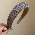 Serre-tête en tissu taupe rembourré orné d'une grille de strass foncés scintillants - Style Strass Café