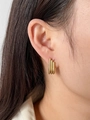 Orecchini a tre file in acciaio inossidabile placcato oro 18K indossati da modella - Oro