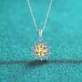Macro-opname van de zilveren zonnebloemhanger met een felgele moissanite edelsteen - 1 Karaat Gele Glinsterende Zirconia