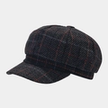 Dettaglio del berretto retrò britannico a quadri con trama in tessuto tweed rosso e grigio - Taglia unica / Nero