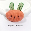 Detalle de un colgante de conejo de tela a rayas de 7cm con bordado en bandeja de cerámica - Apertura Trasera (Sin Alfiler) / Conejo Naranja