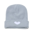 Dettaglio del berretto in maglia a coste grigio-azzurro con toppa a cuore bianca - M (56-58cm) / Grigio