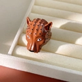 Vue détaillée d'une bague tête de léopard marron émaillée sur plateau à bijoux en velours - Bague / Marron