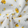 Détail du tissu en coton blanc à imprimé floral jaune et texture gaufrée de la robe d'été - Jaune En Stock