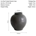 Vase européen en céramique noir mat avec texture rouille et forme sphérique - Petit