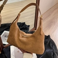 Braune Hobo-Schultertasche aus Wildleder mit Lederriemen und vertikalen Ziernähten - Braun