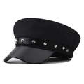 Berretto da marinaio nero con visiera in ecopelle e borchie a punta argentate - M (56-58cm) / Nero
