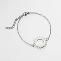 Dettaglio del bracciale con ciondolo sole argento con chiusura a moschettone e catenella - Color Acciaio