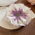 Detail van de zeezout blauwe bloemen kant scrunchie op een houten dienblad decor - Paars