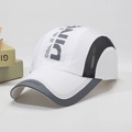 Cappellino da baseball bianco ad asciugatura rapida con rete nera e grafica a scacchi - Regolabile / Bianco