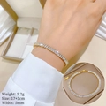 Dettaglio di un bracciale in zircone dorato da 5mm con incisione S.Steel e dimensioni al polso - Stile intarsio zircone baguette (P233) / Oro