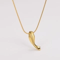 Primer plano del colgante cola de sirena dorado con una elegante cadena de serpiente - Dorado