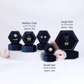 Drei tiefblaue hexagonale Samt-Schmuckschatullen für Ringe und Halsketten auf Podesten - Armbandbox (Kann Halskette halten) / Dunkelblau