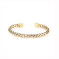 Bracciale rigido a rete intrecciata dorata in acciaio inossidabile su sfondo bianco - Oro