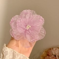 Fermaglio per capelli a fiore in rete viola chiaro con perline bianche sulla mano - Stame Viola