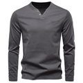 Detail van donkergrijs Henley-shirt met V-hals, bruine knopen en een paspelzak op de borst - L / donkergrijs