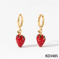 Gouden oorringen met schattige rode 3D aardbeien hangers en groene blad details - Gouden Oorbellen (KD3485)