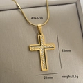 Détail du collier croix en acier inoxydable doré avec dimensions 33mm par 21mm - Style de Croix à Ligne Noire de Zirconium Rond (9-7)